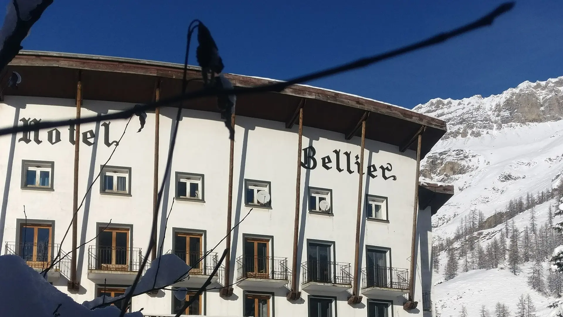 Façade extérieur en hiver - Hôtel Bellier_Val d'Isère