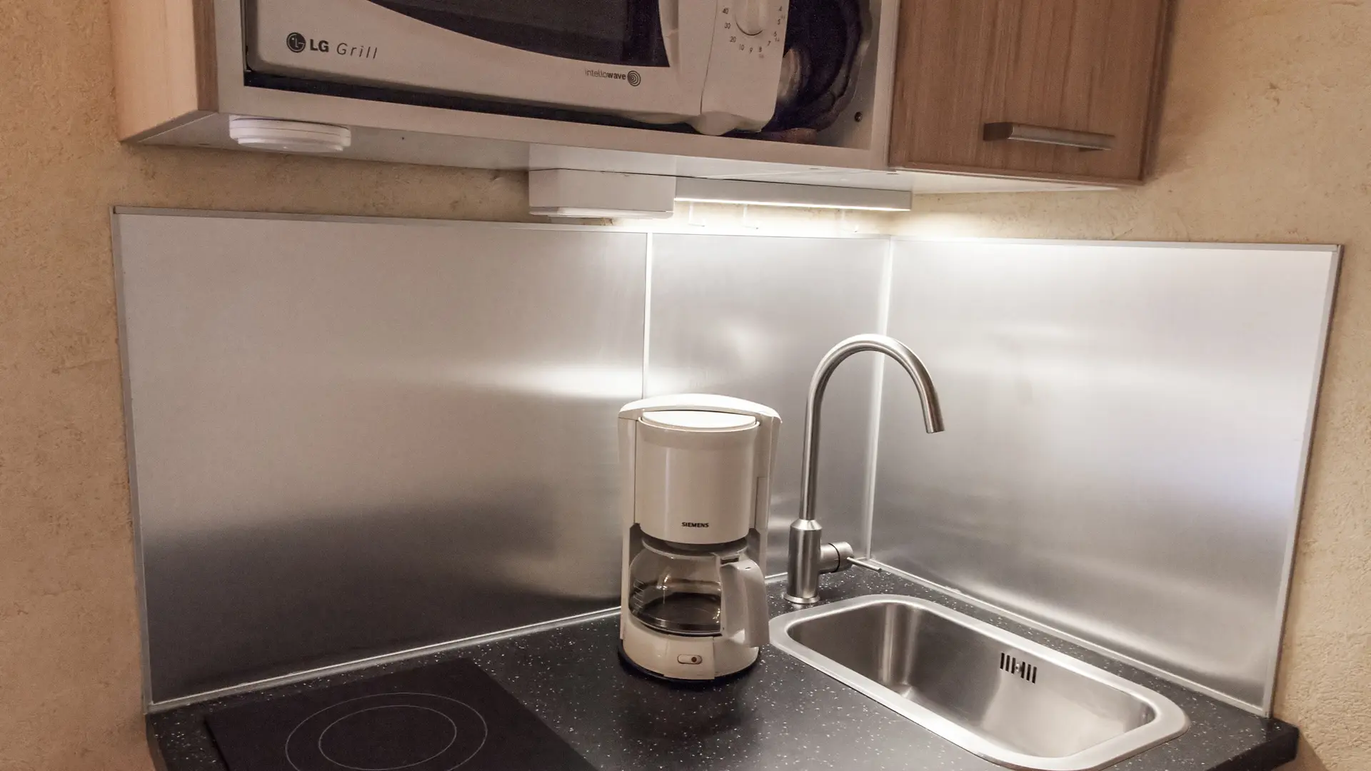 Kitchenette avec évier et micro onde