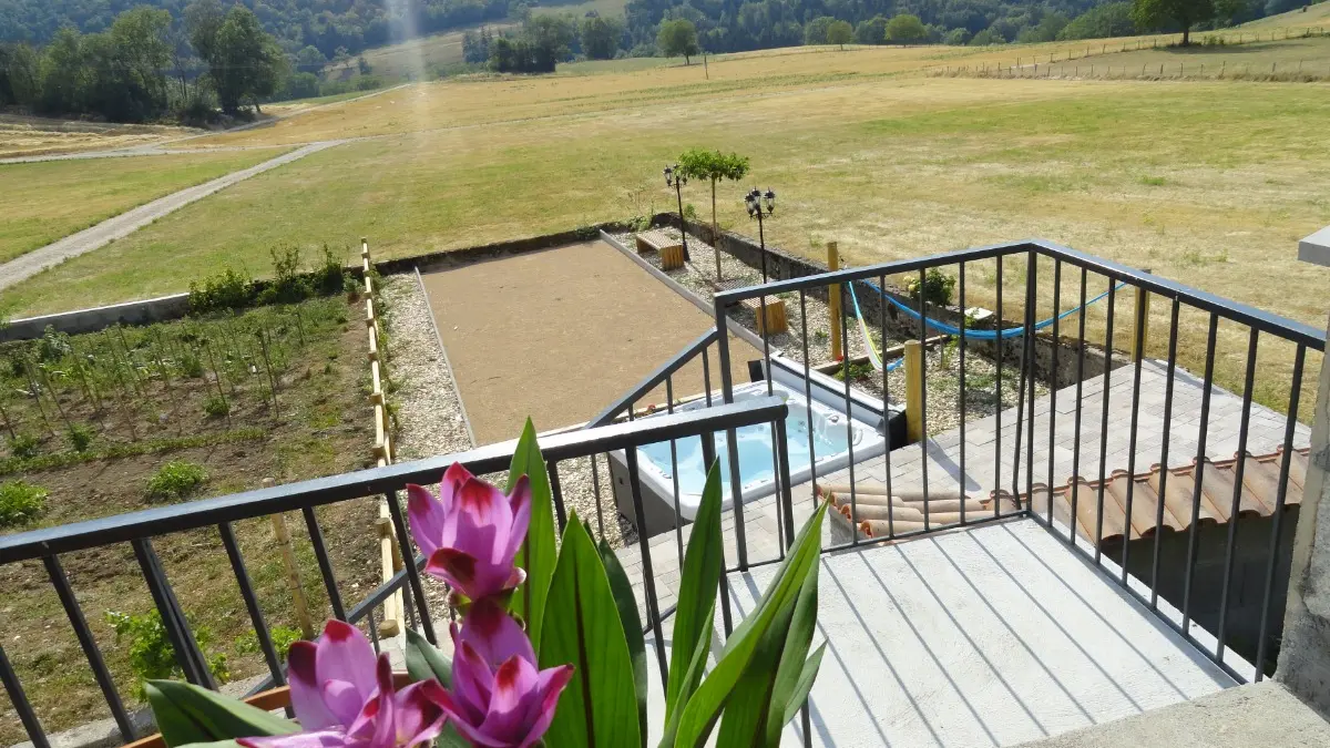 Les Violettes du Bugey - Vue de la terrasse sur SPA et montagne du Bugey