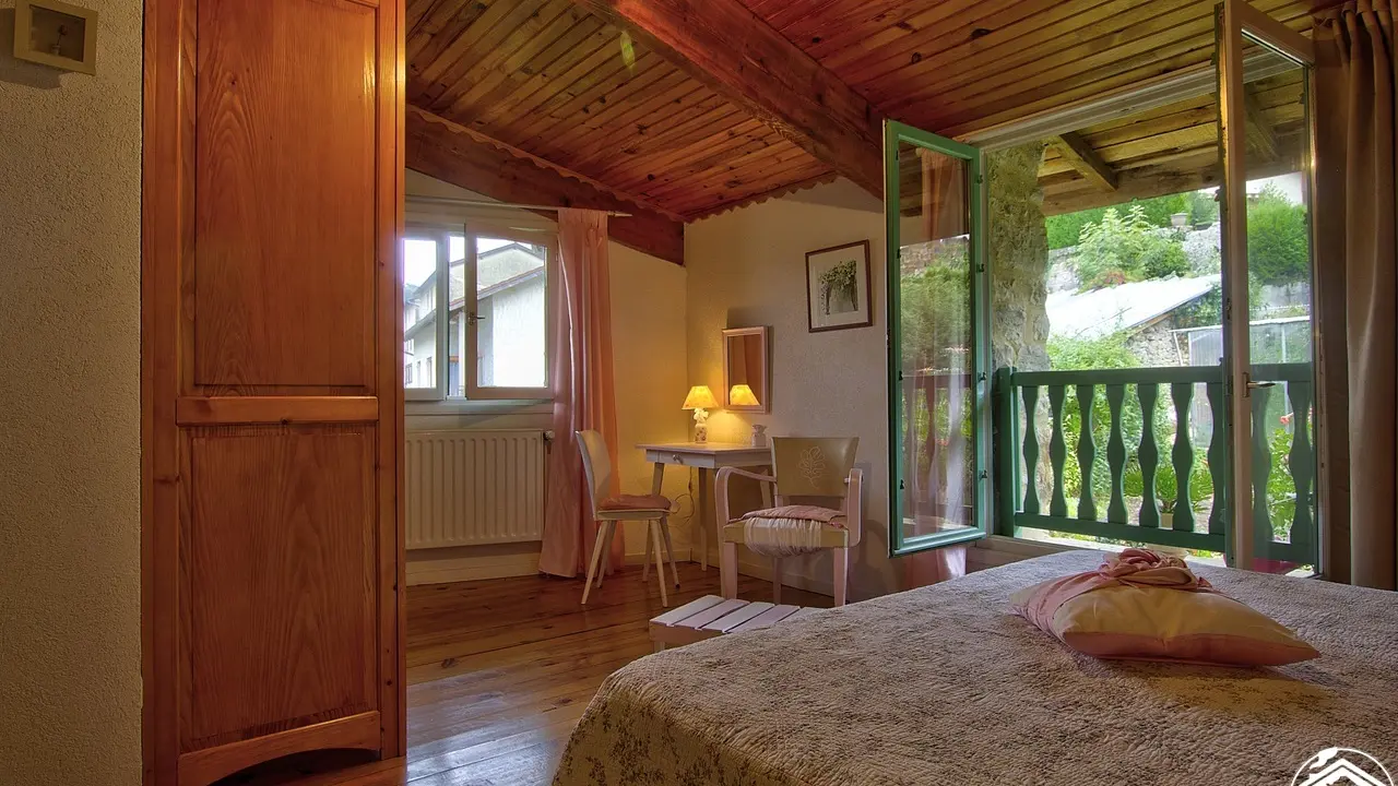 Chambre La vie en rose , 1 lit 140
Gîte : le ver à soie
