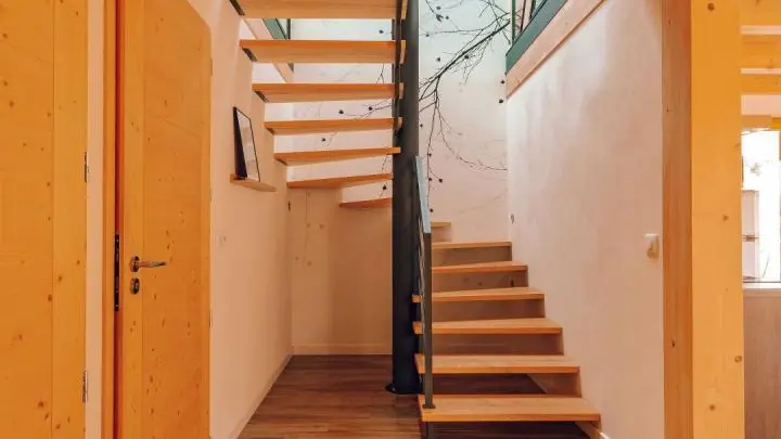 Vue sur l'escalier en bois et métal qui mène à l'étage.