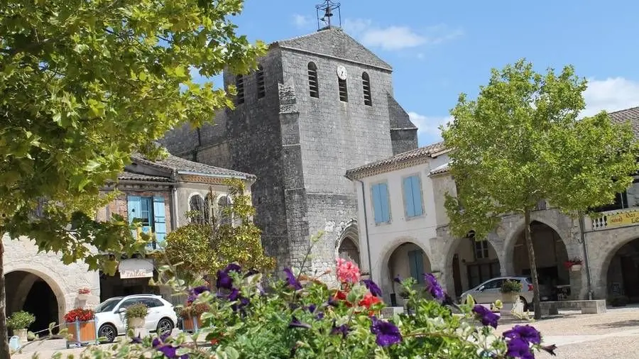Castelsagrat, la place et l'Eglise de style Roman.