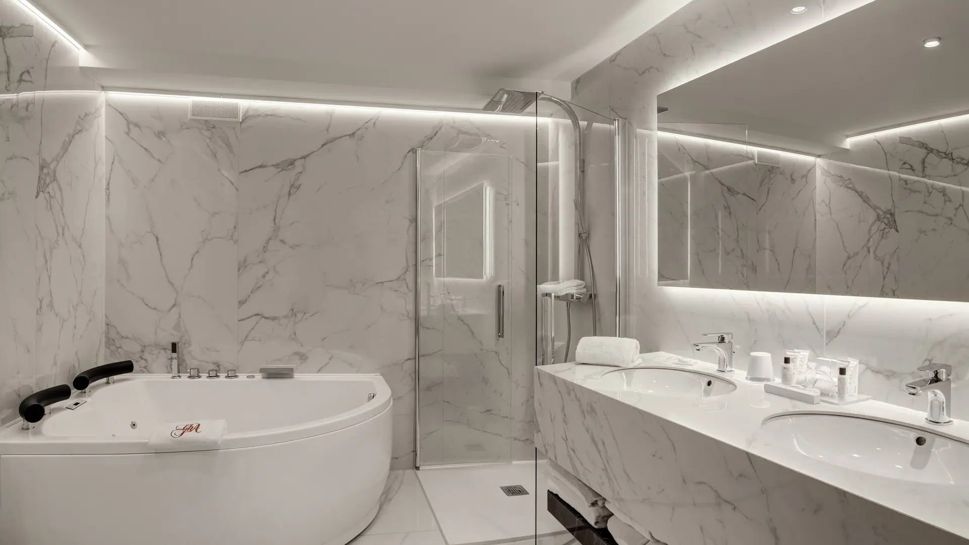 Salle de bain avec baignoire et douche séparée