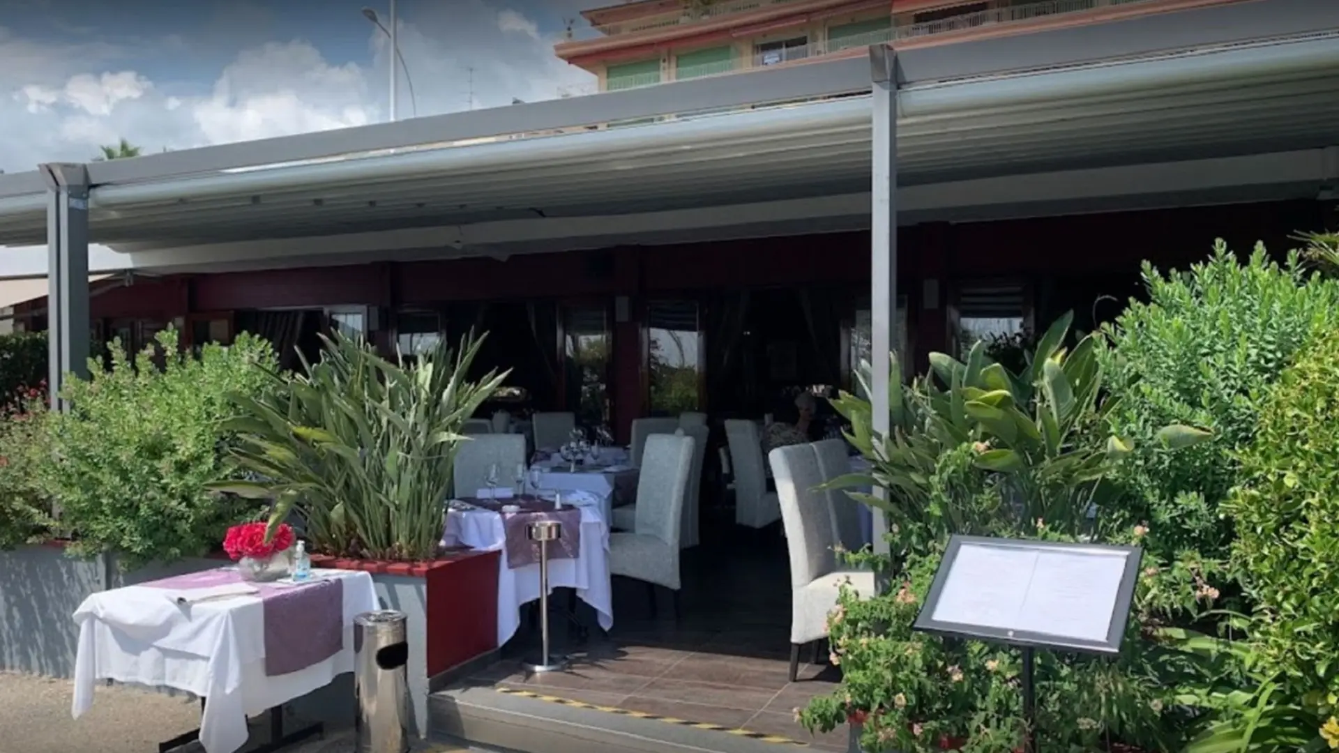 Terrasse extérieure et entrée du restaurant