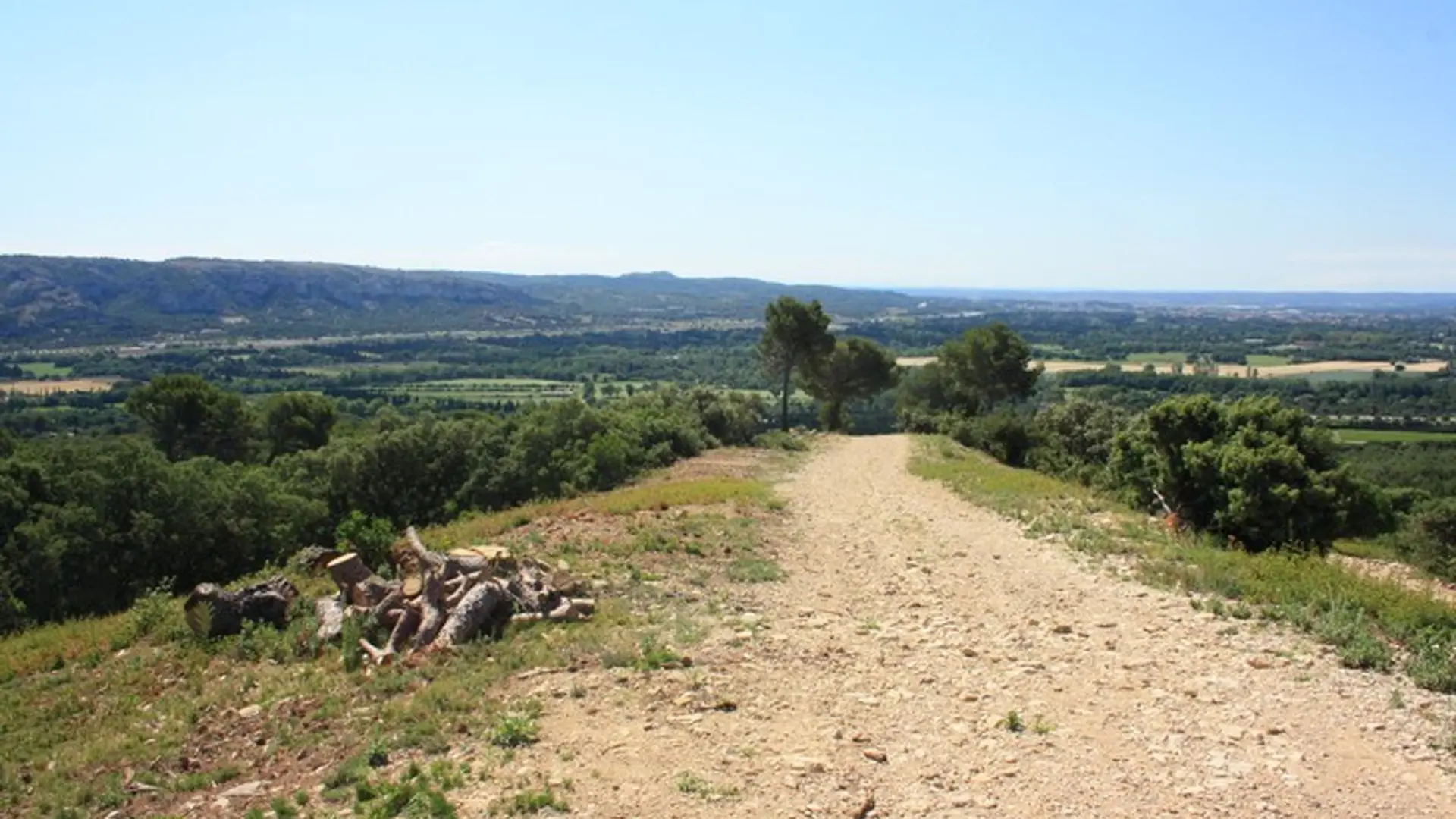 Vue sur le piémont sud des Alpilles