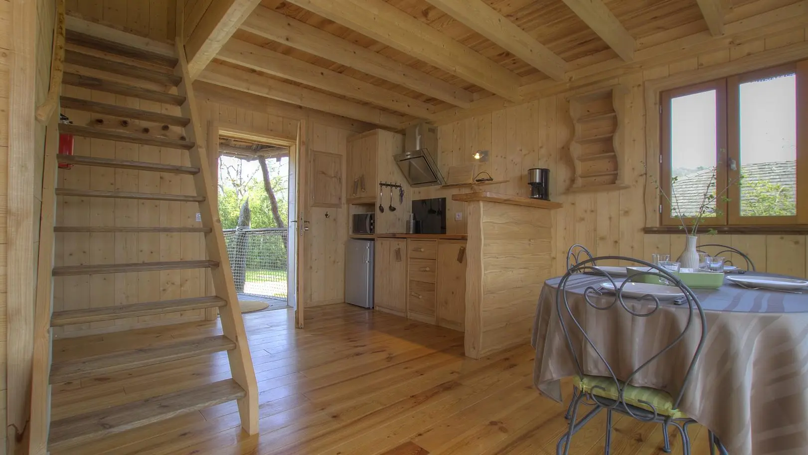 Vue sur l'espace kitchenette et l'escalier qui mène aux deux chambres.