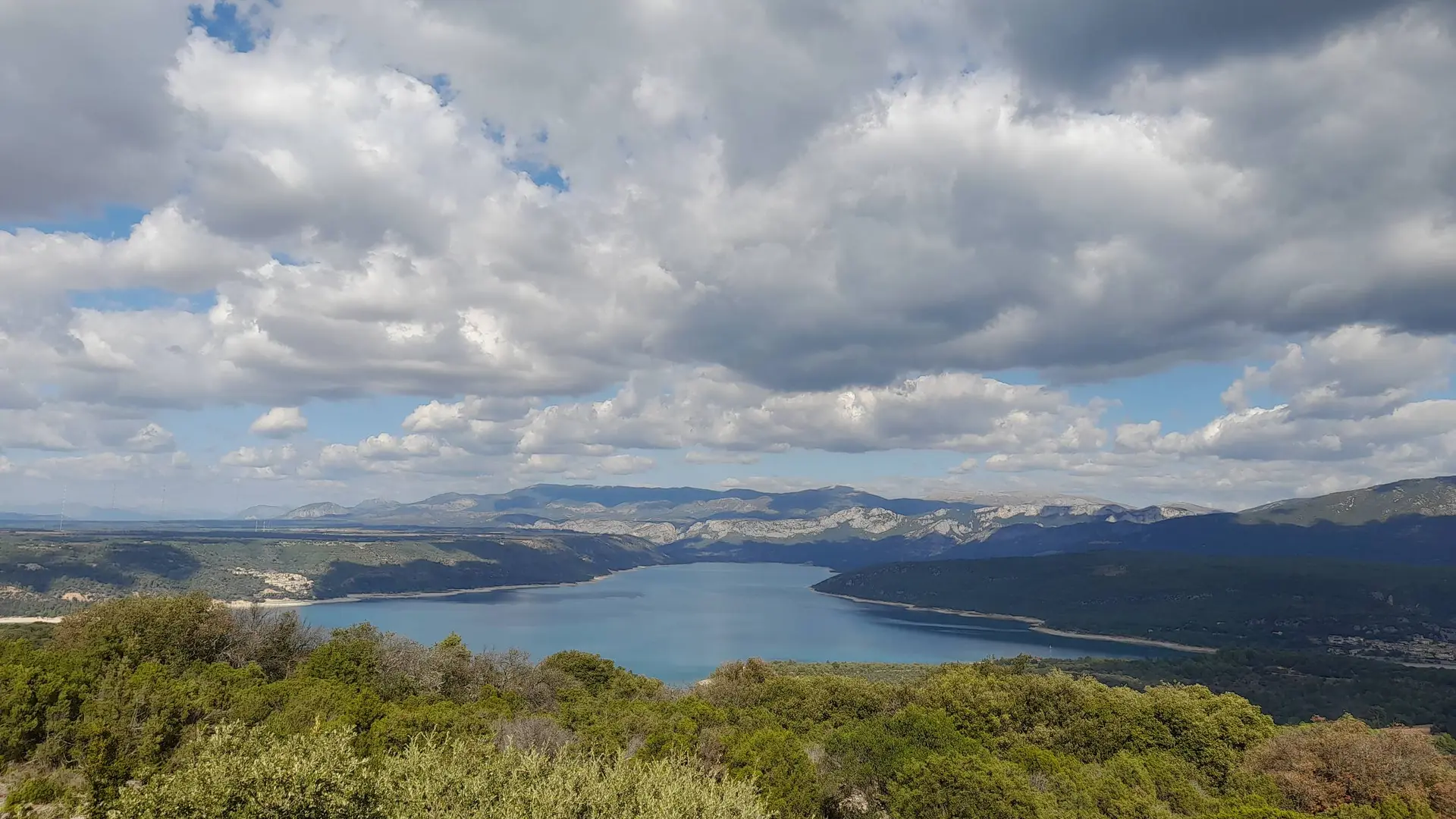 Panorama sur l'ensemble du lac et des collines
