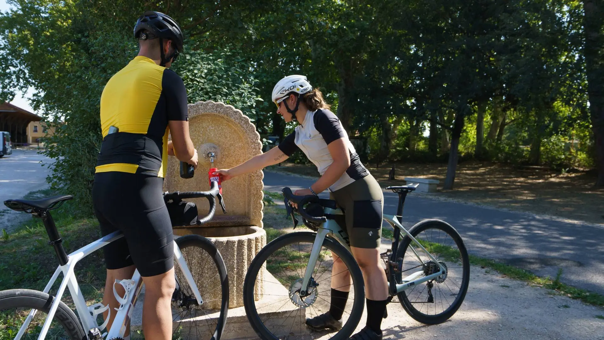 Robion, fontaine d'eau le long de la Véloroute
