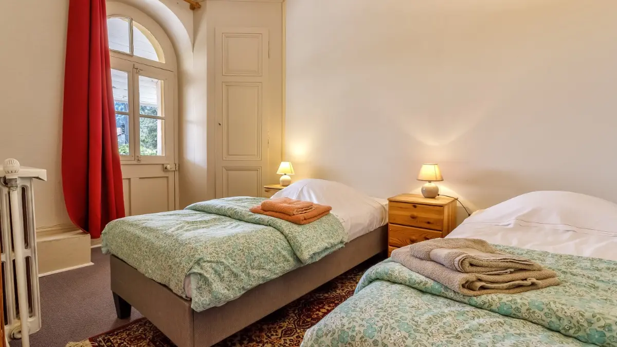 chambre N°13 - 3 alcoves, 4 lits simples, douche lavabo et wc