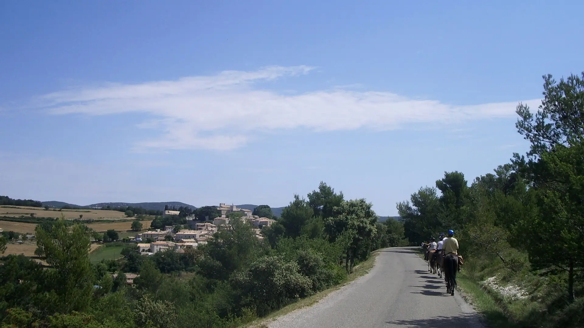À l'approche du village de Murs
