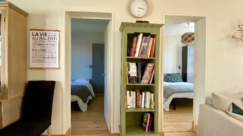 Übersicht über den Eingang zu zwei Zimmern