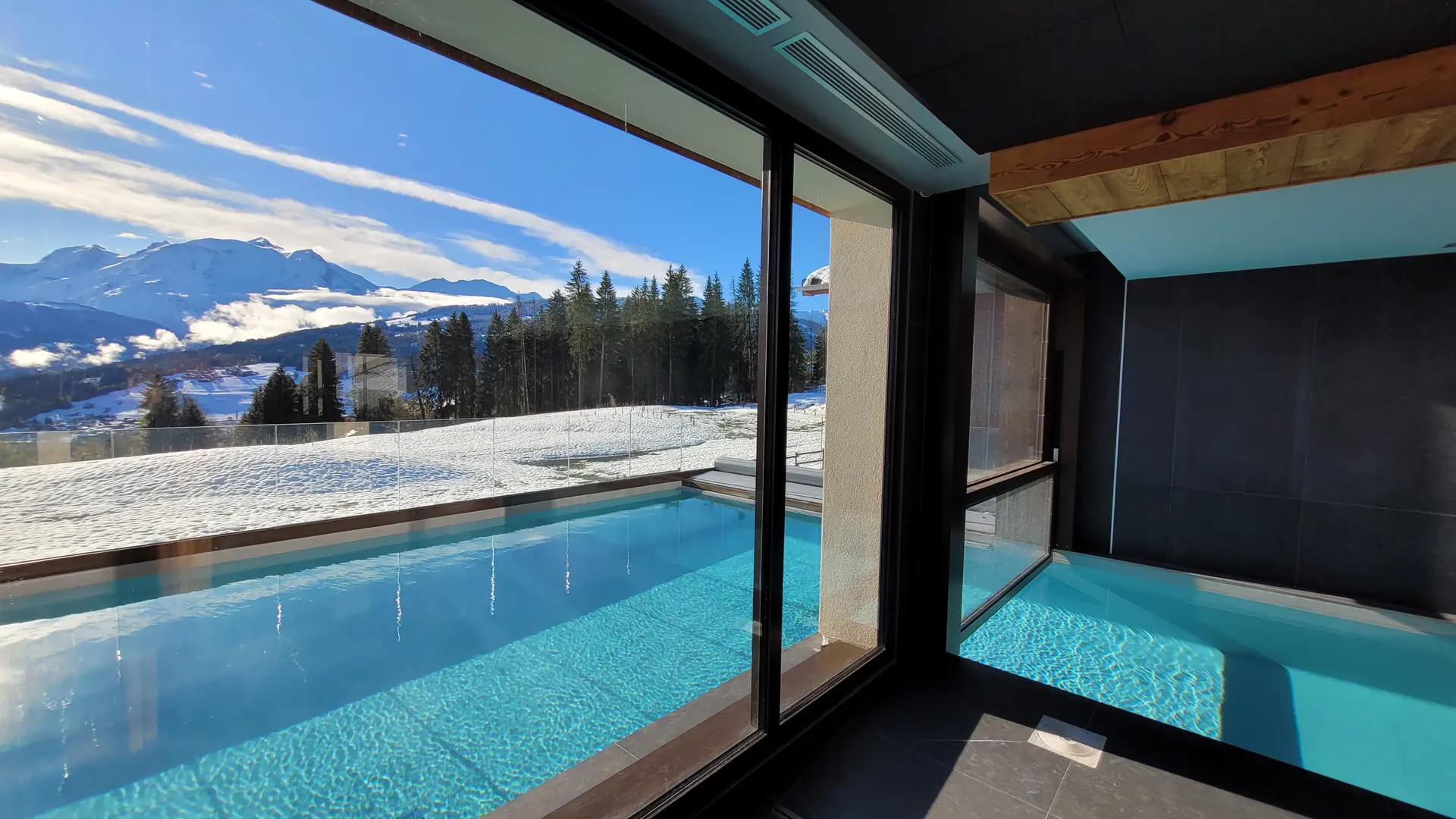piscine intérieure extérieure
