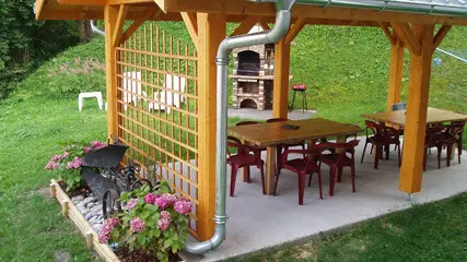 coin repas sous abri,
barbecue