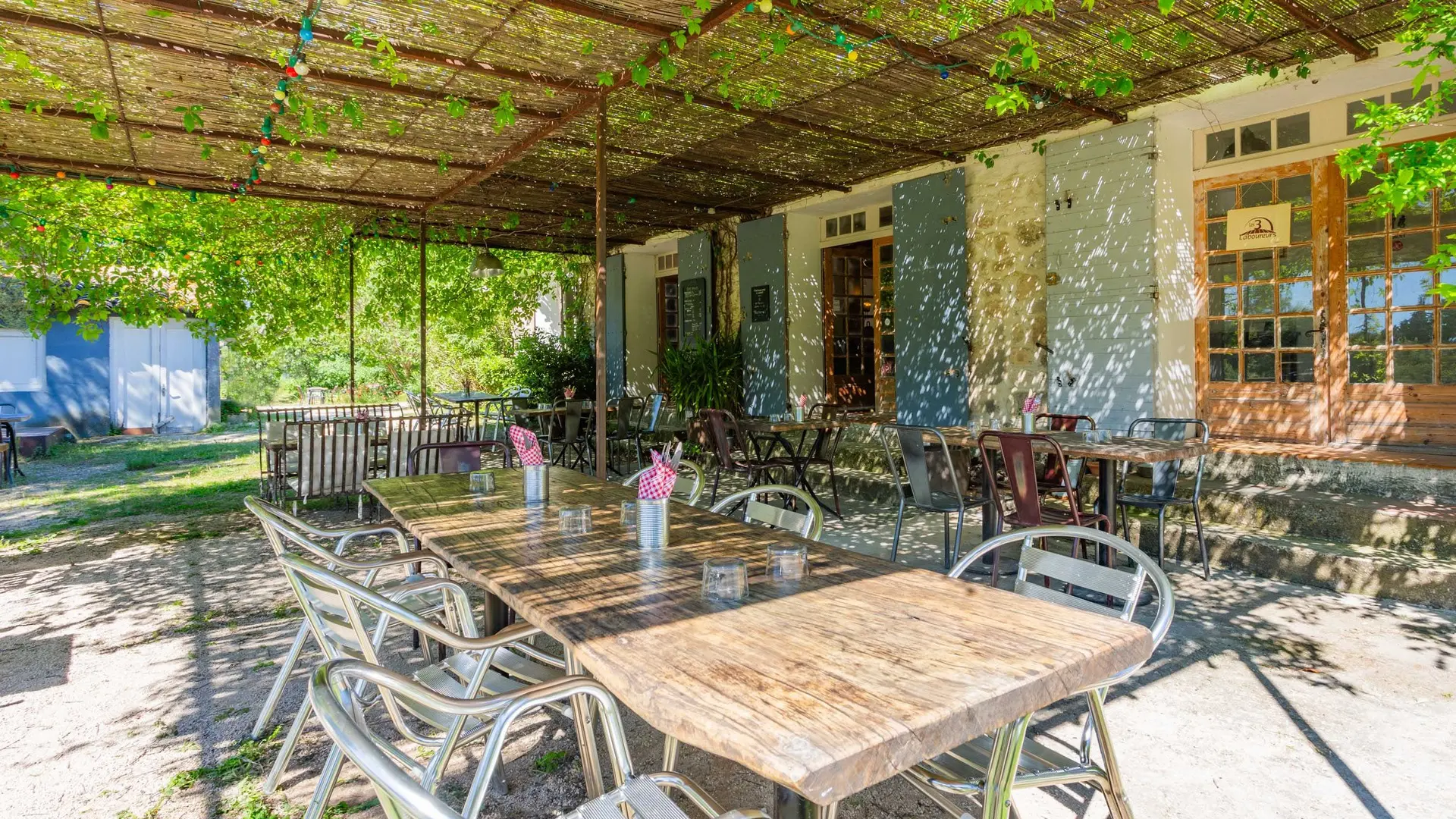 Chez Tata Simone_Mouriès_terrasse