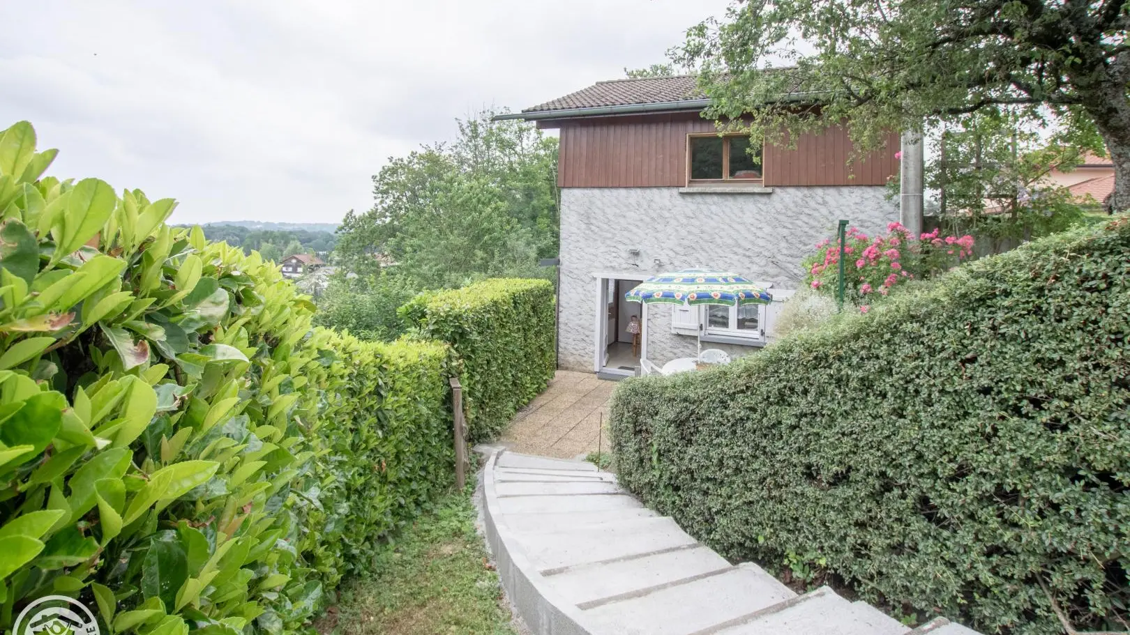 L'accès à notre gîte.
Une rampe complétera cet escalier dès cet été 2019.