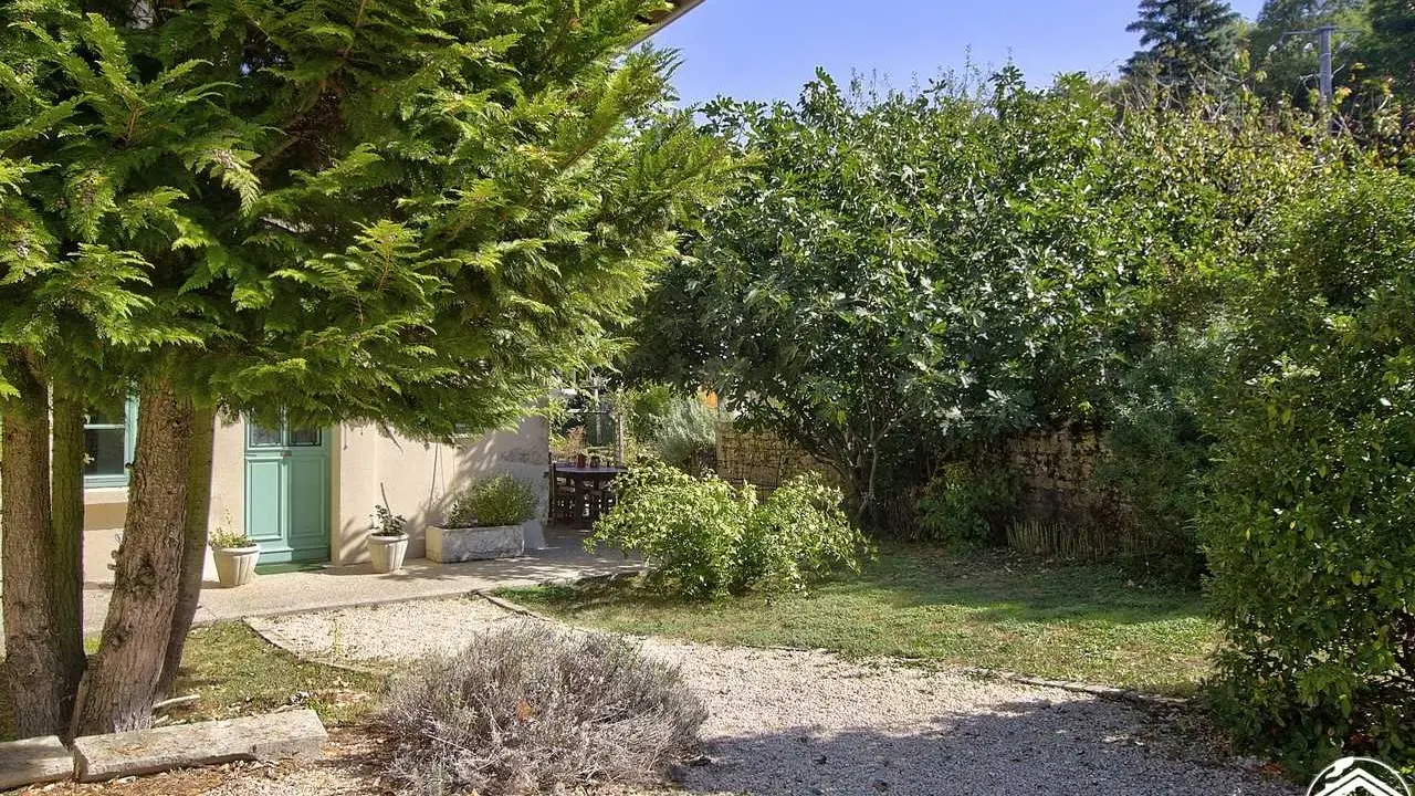 Du parking au gîte , à la terrasse et au jardin