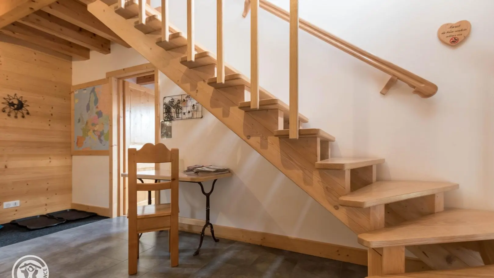 Escalier menant aux 2 chambres à l'étage