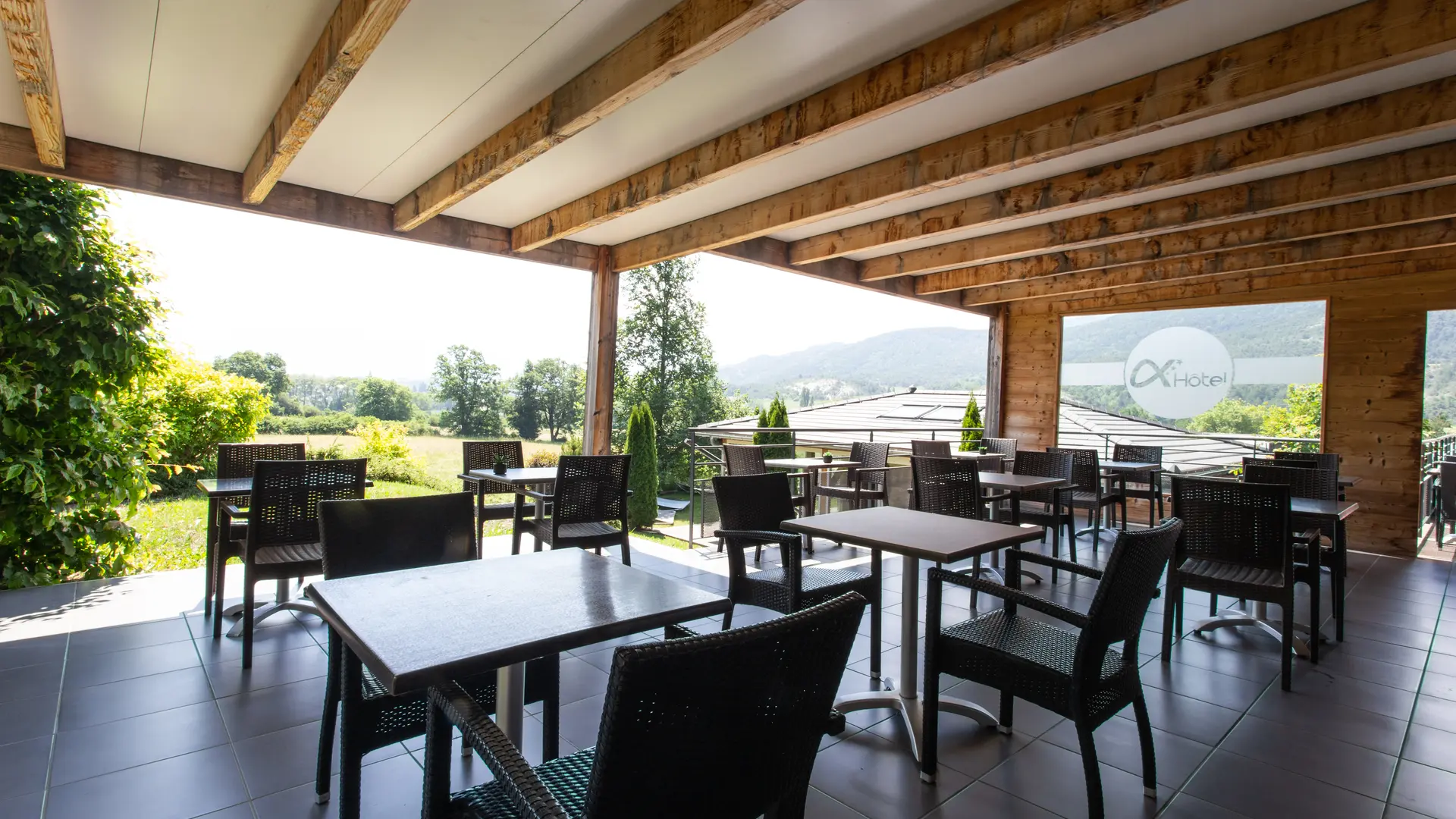 Terrasse Ax'hôtel avec vue sur montagne des Ecrins