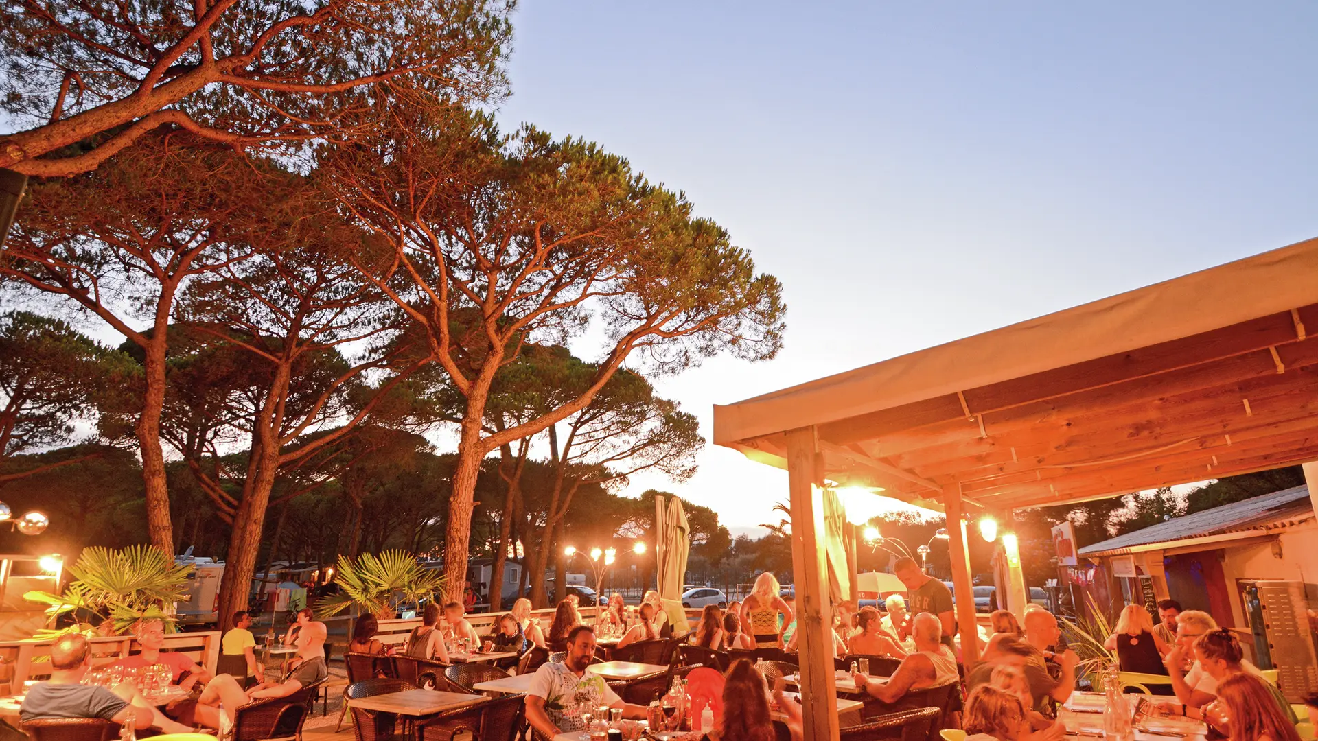 Abend auf der Terrasse im Restaurant des Campingplatzes Le Pansard