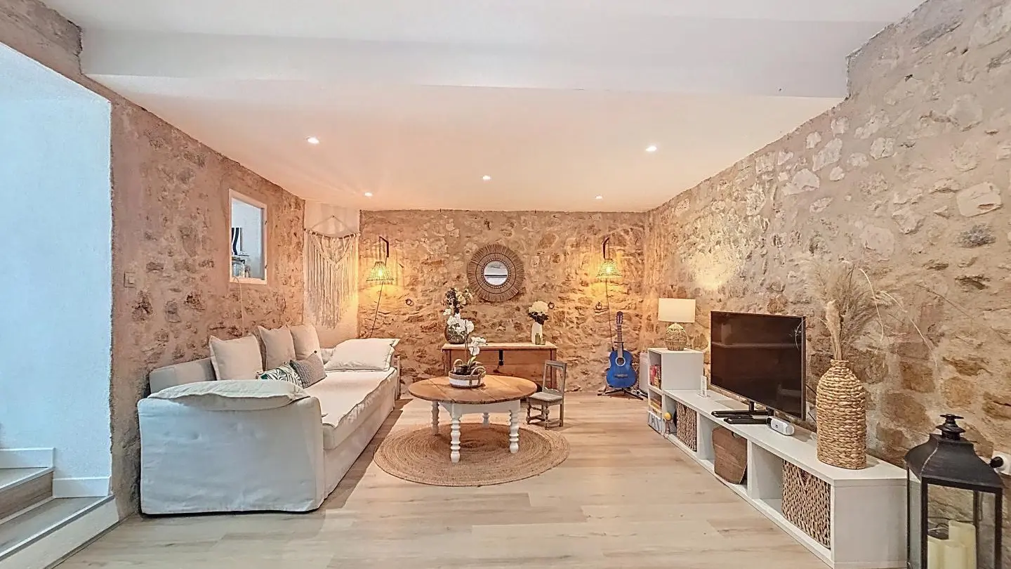 Salon en pierre apparente - Gîtes de France Alpes-Maritimes