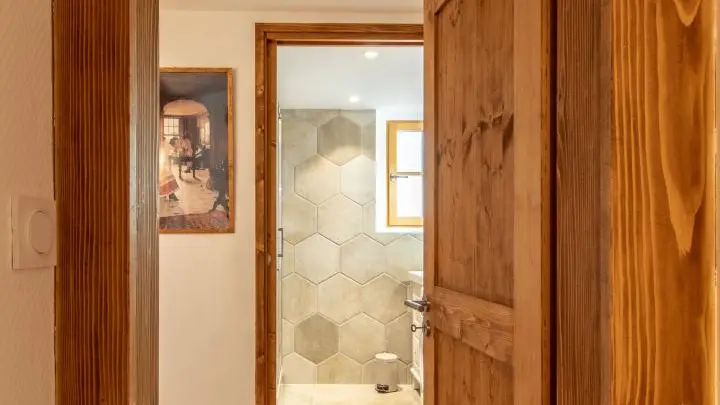 Accès salle d'eau et chambre principale