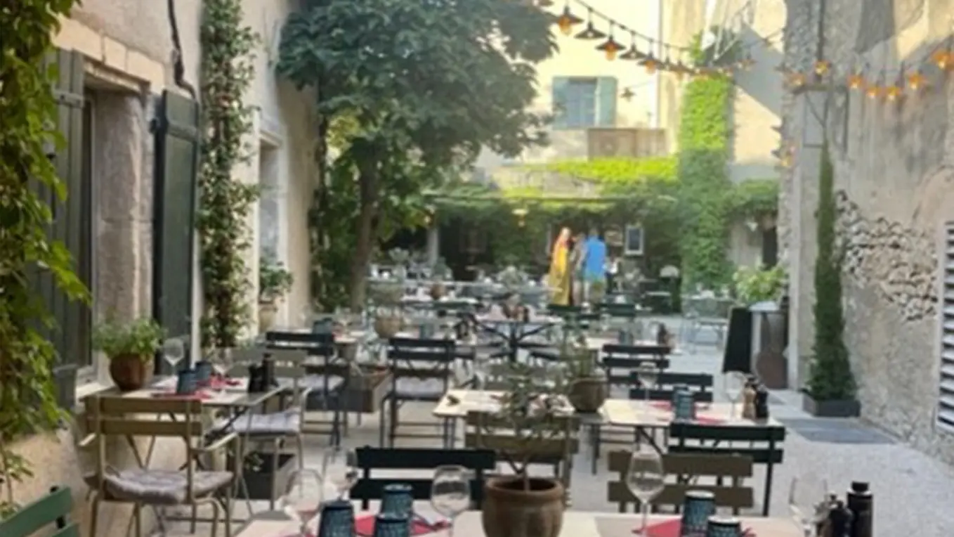 Restaurant Paulette Eygalières terrasse le midi