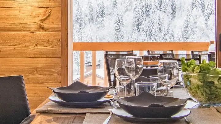 Espace salle à manger avec table de repas pour 12 personnes
