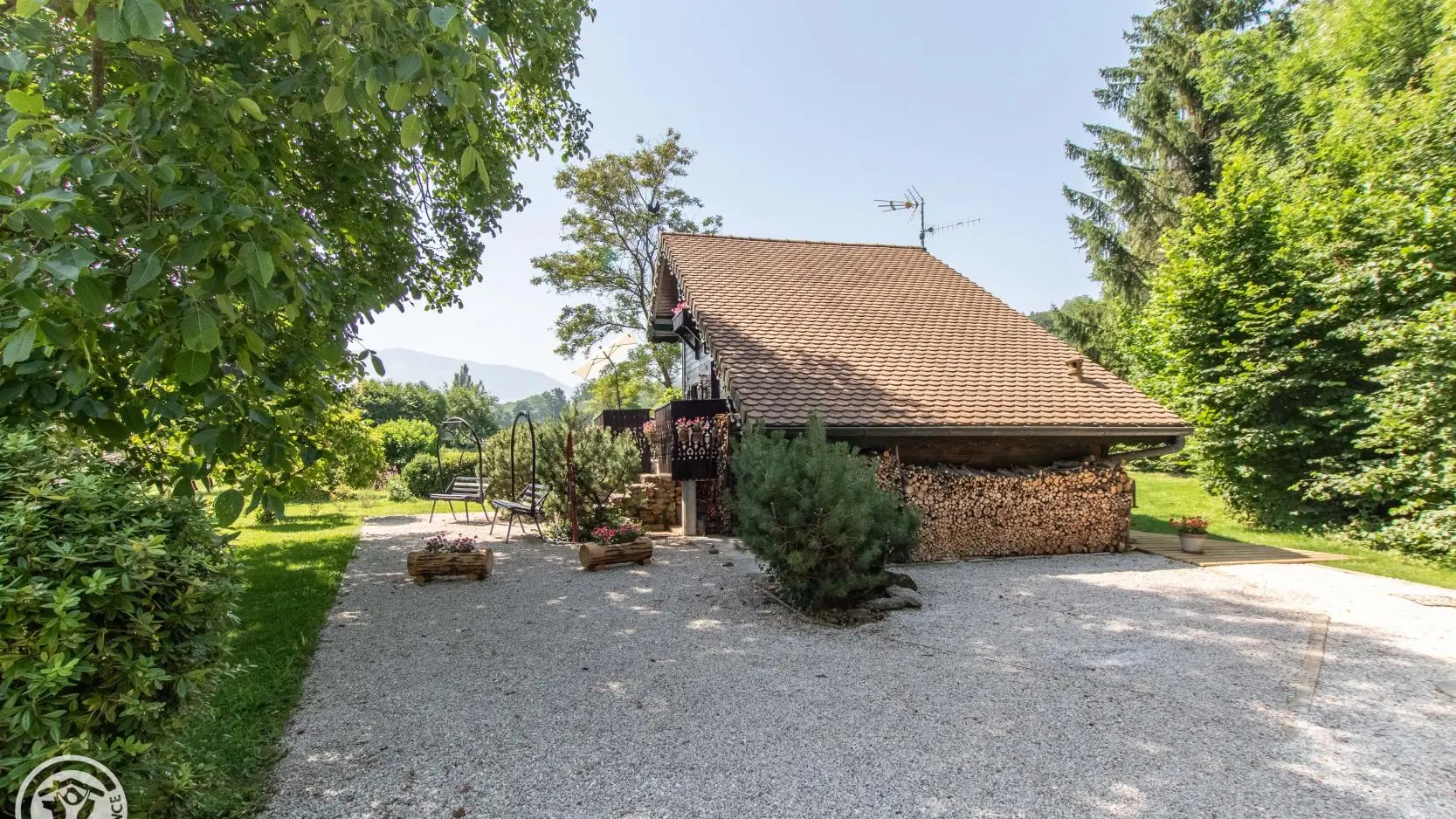 Zone de stationnement devant le gîte