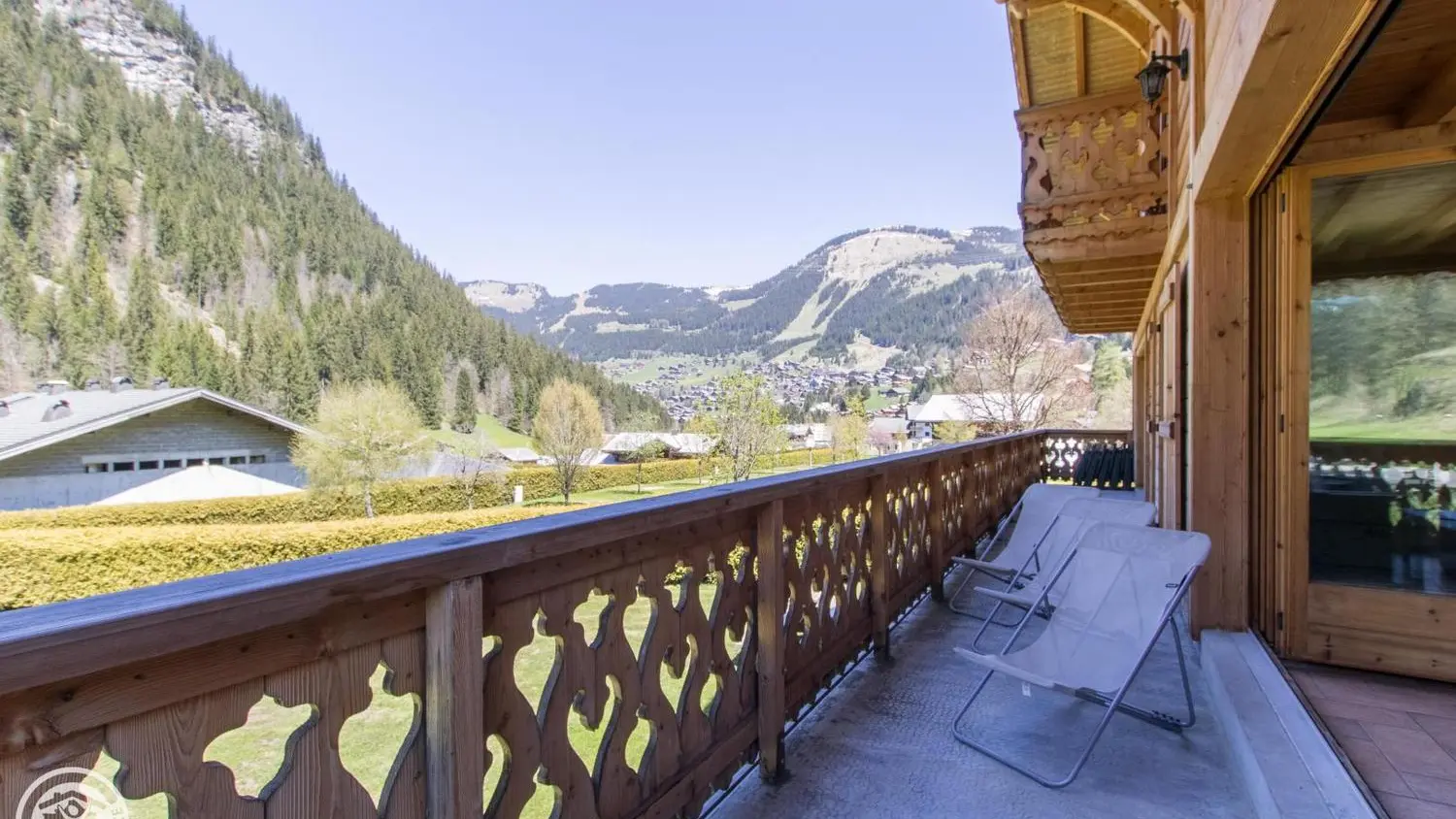 Balcon avec vue sur le village