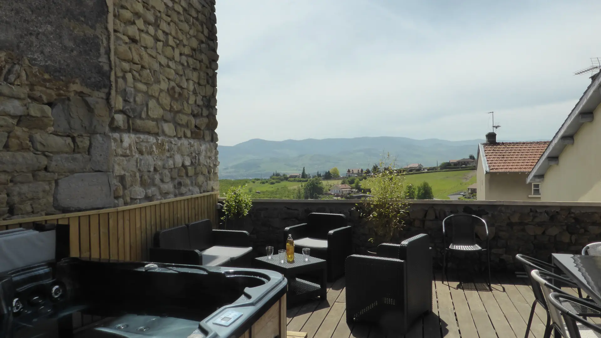 Coin repas avec vue sur les Monts du PIlat