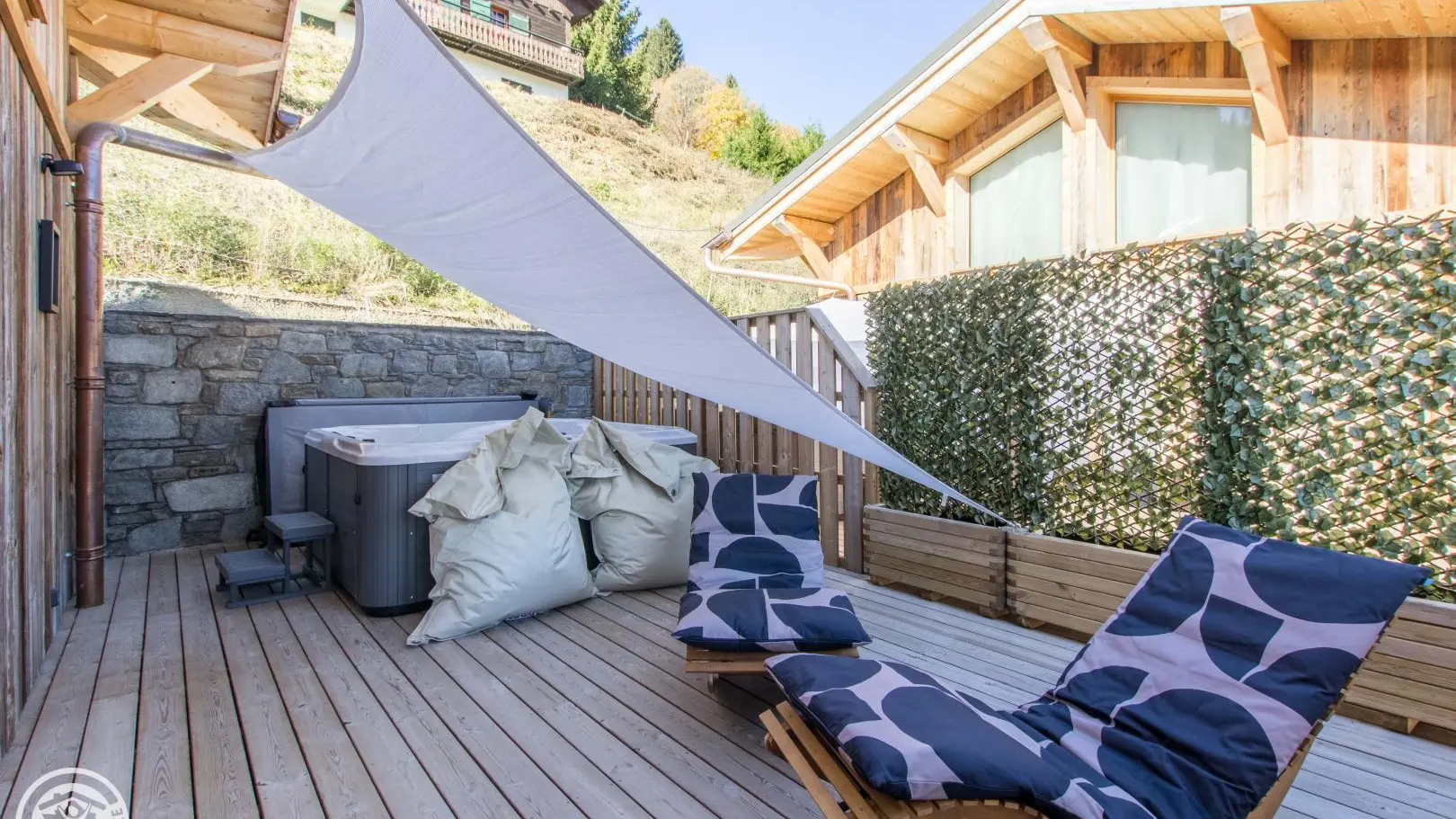 Terrasse latérale, jacuzzi et bain de soleil