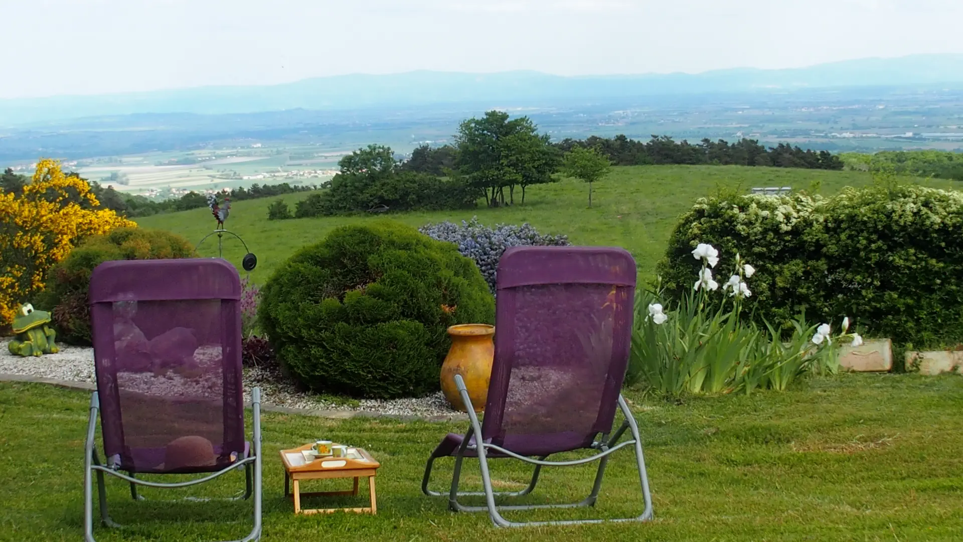vue du jardin sur la plaine de la Limagne