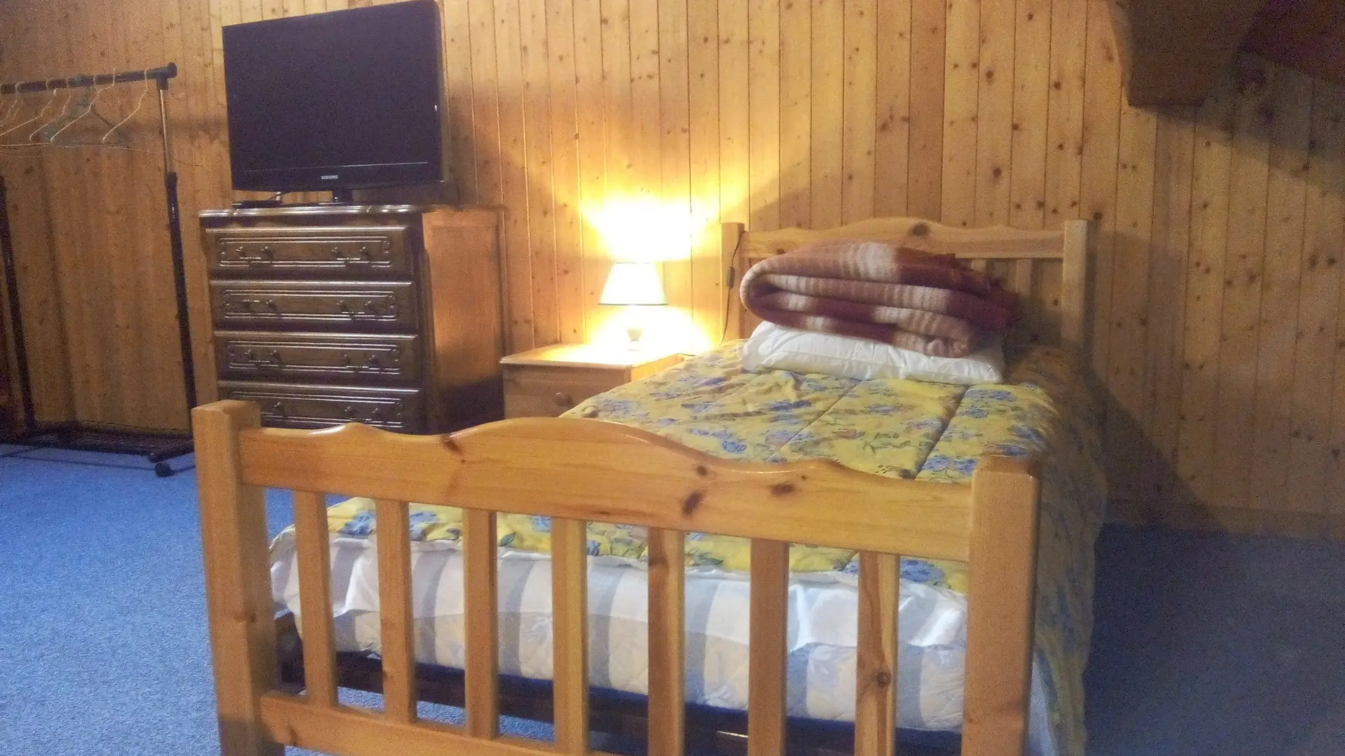 Mezzanine avec lit simple et télévision/Mezzanine with a single bed and a television-Chalet Pollet-Le Grand-Bornand