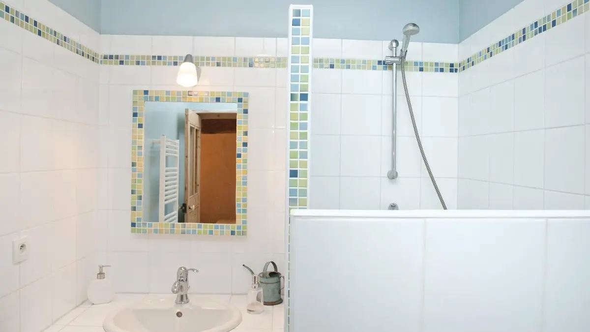 Salle d'eau de la chambre blanche