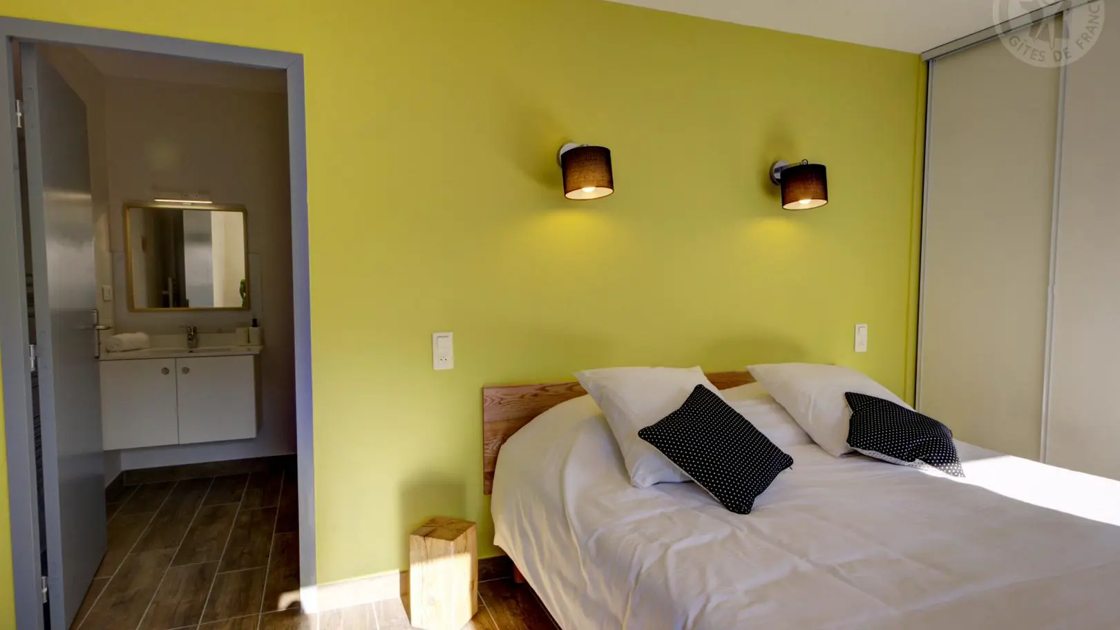 Chambre La Ramie : 1 lit 180 avec sanitaires complets et privatifs à la chambre.