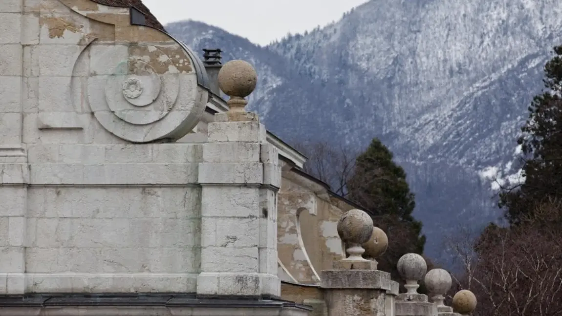 Détail des volutes en façade
