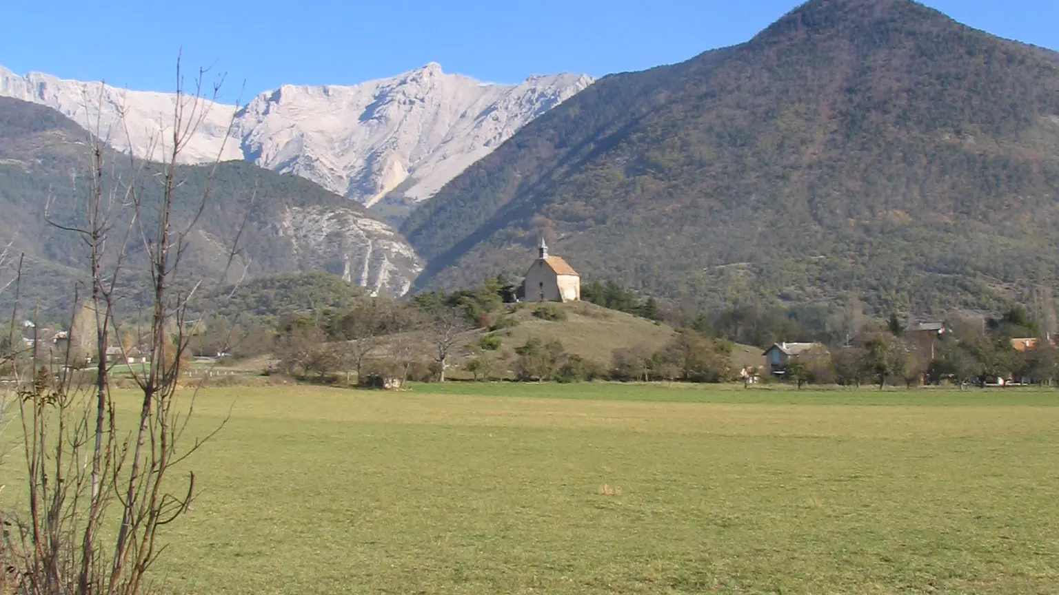 Chapelle Saint-Philomène surplombant la plaine de Montmaur
