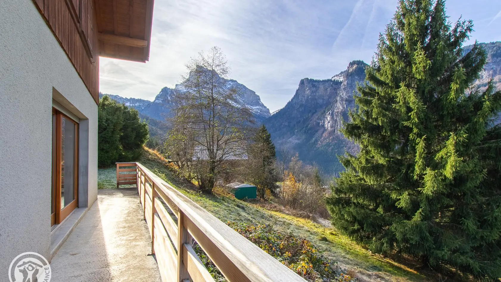 La pointe de sales domine la vallée