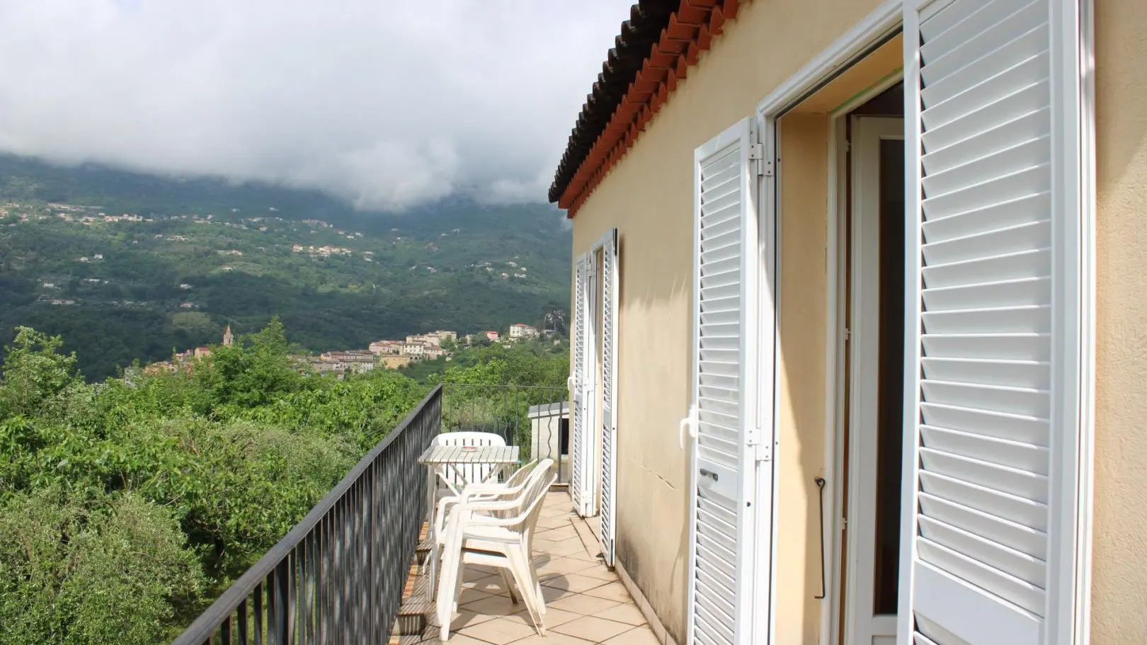Gîte Le Grand-Balcon accès salon et chambre double-Contes-Gîtes de France des Alpes-Maritimes