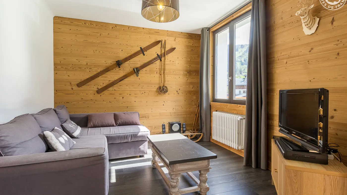 Salon avec canapé d'angle, TV, DVD