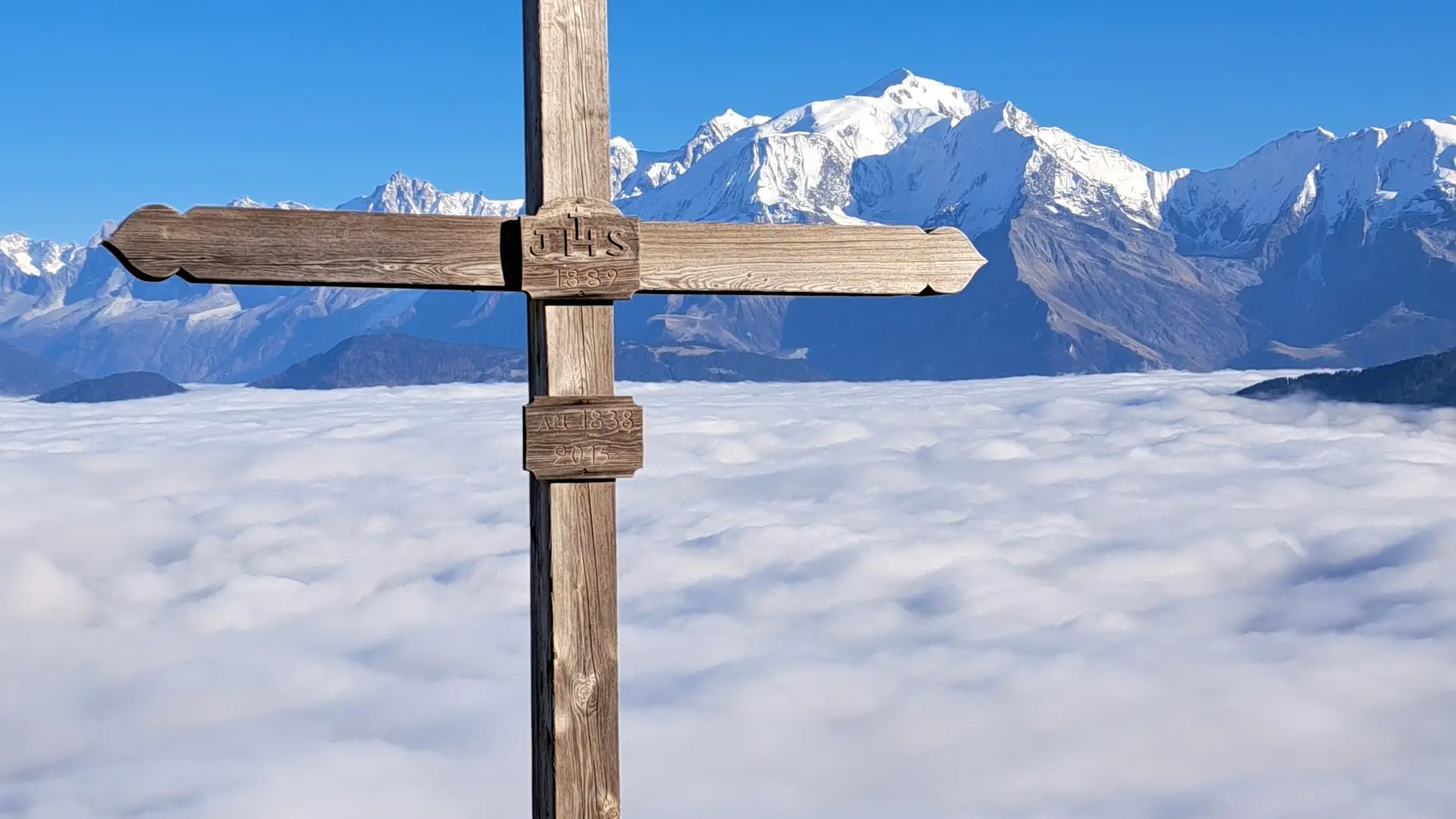 Croix du Planet dans la Brume