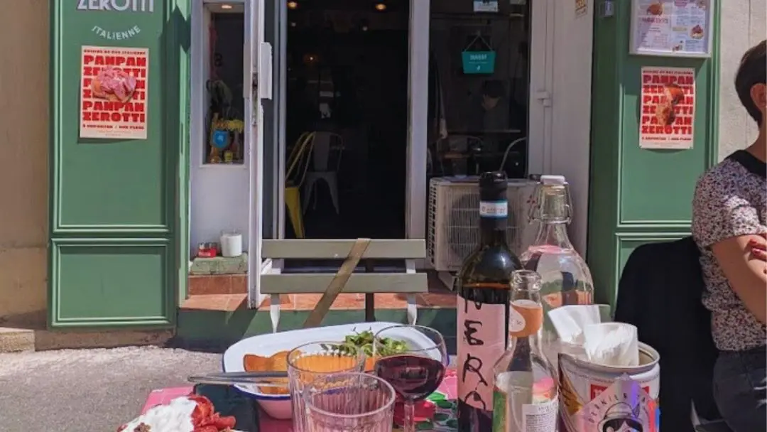 vue de la terrasse vers la devanture du commerce