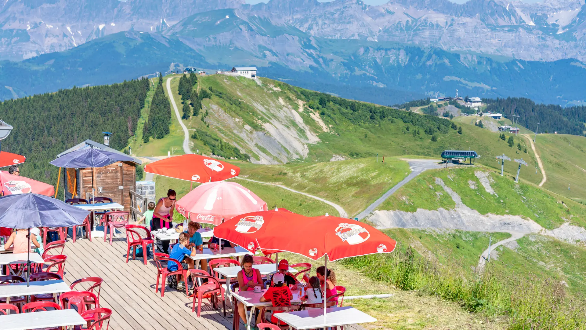 Terrasse du refuge du Mont Joly