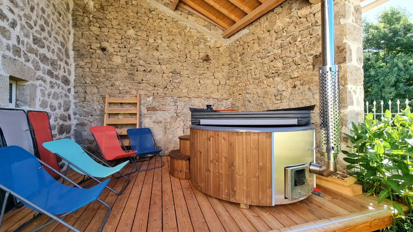 Espace bien-être : chapi couvert avec bain nordique 6 personnes