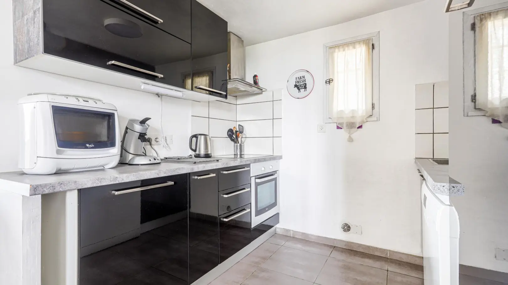 Gîte Le Clos du Noyer Renard-Cuisine équipée Frigo congélateur-La Gaude-Gîtes de France Alpes-Maritimes