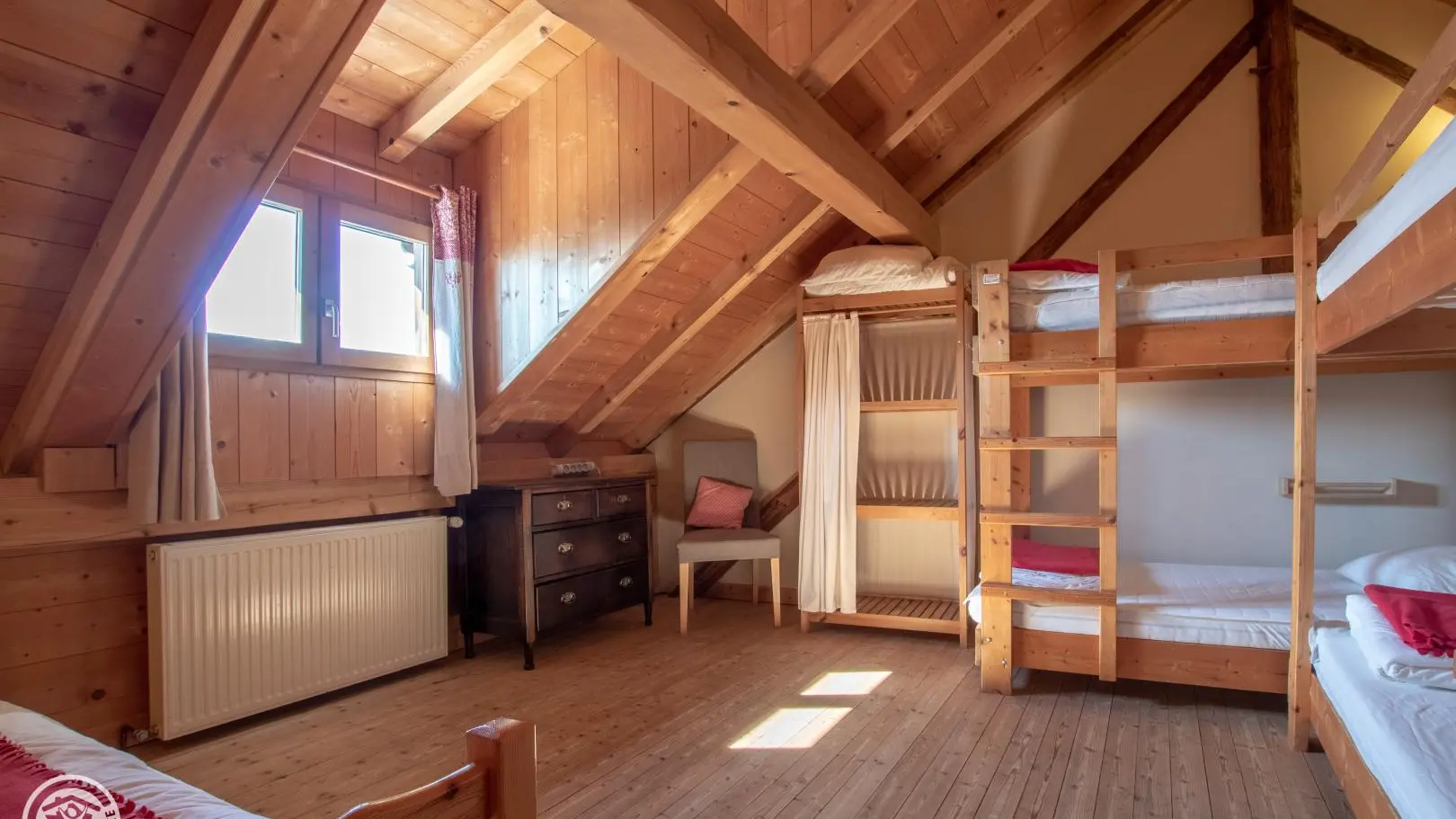 A l'étage. Chambre 4 avec 5 lits 90 dont 2 superposés. 
Possibilité d'1 lit 90 en plus.