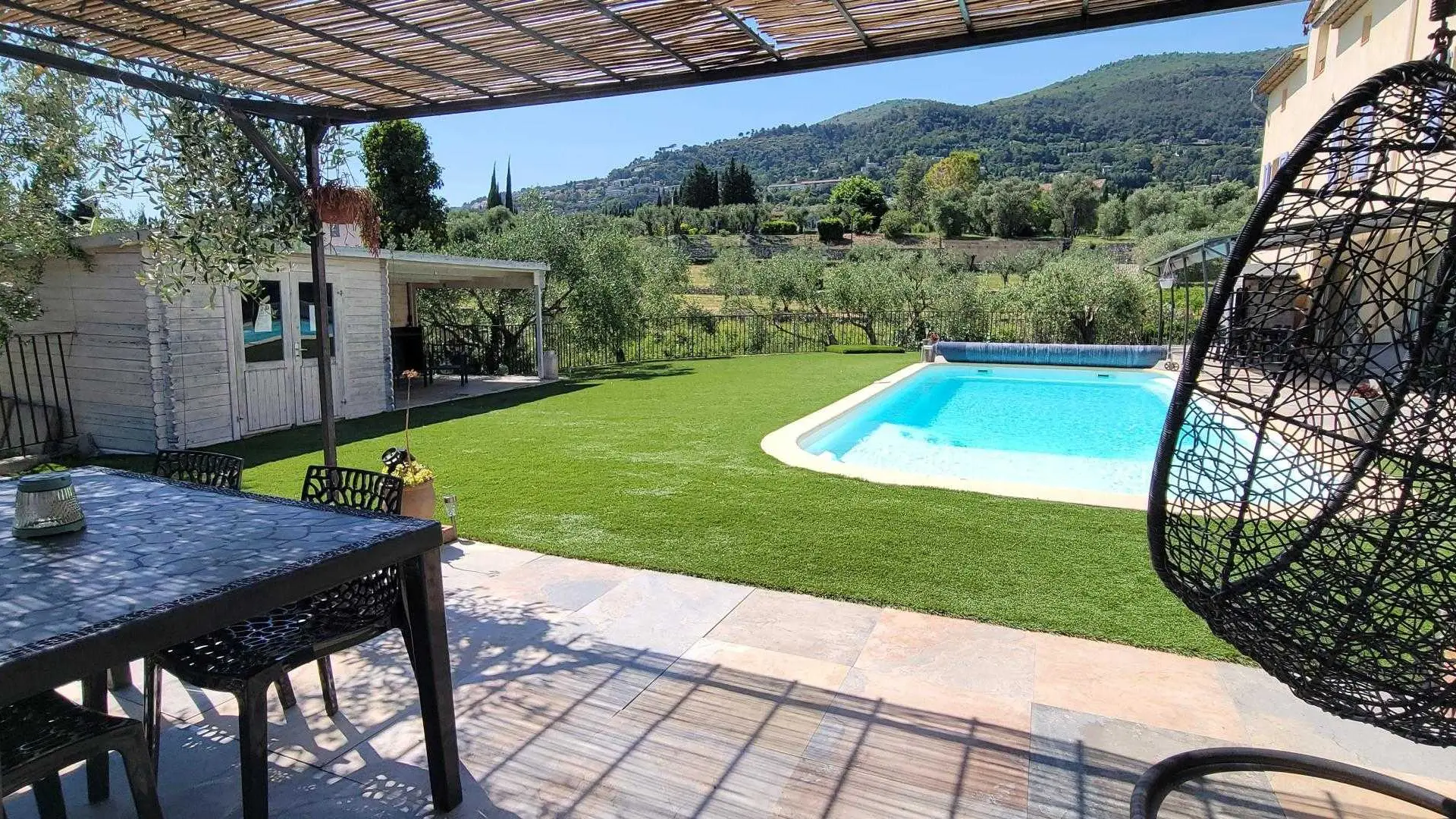 Piscine et espaces extérieurs communs aux deux Gîtes de la Bastide Centifolia à Grasse - Gîtes de France Alpes-Maritimes