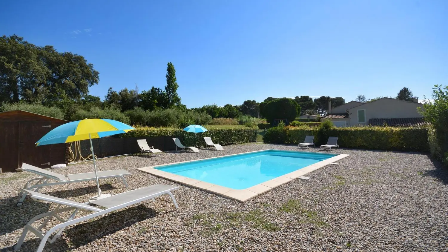 la piscine et sa plage de galet de la Durance