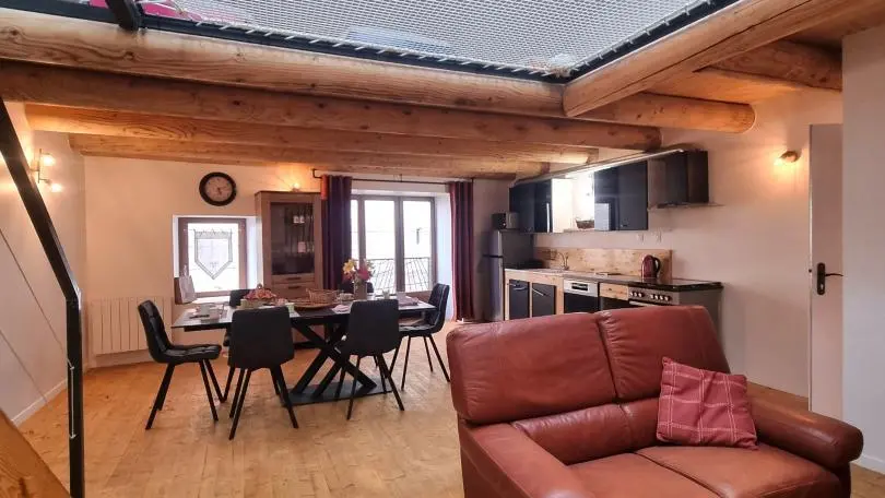 1er étage : pièce à vivre avec cuisine ouverte sur l'espace repas & le salon.