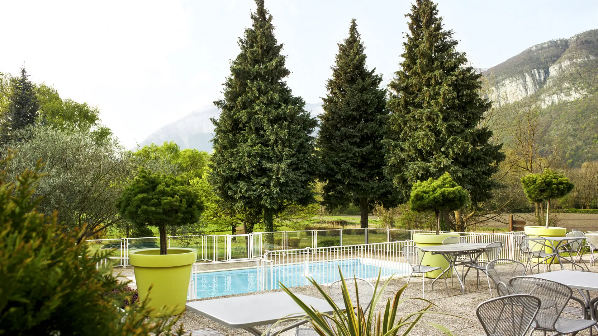 Restaurant du Novotel-Vue sur la piscine et la terrasse du restaurant